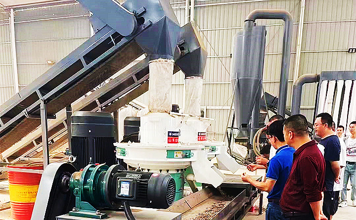 該項目是集破碎、粉碎、制粒為一體的產業鏈項目,生產線設備可將木材邊角料、秸稈、稻草、花生殼、玉米芯等綜合物料加工成新能源生物燃燒顆粒.jpg 該項目是集破碎、粉碎、制粒為一體的產業鏈項目,生產線設備可將木材邊角料、秸稈、稻草、花生殼、玉米芯等綜合物料加工成新能源生物燃燒顆粒.jpg