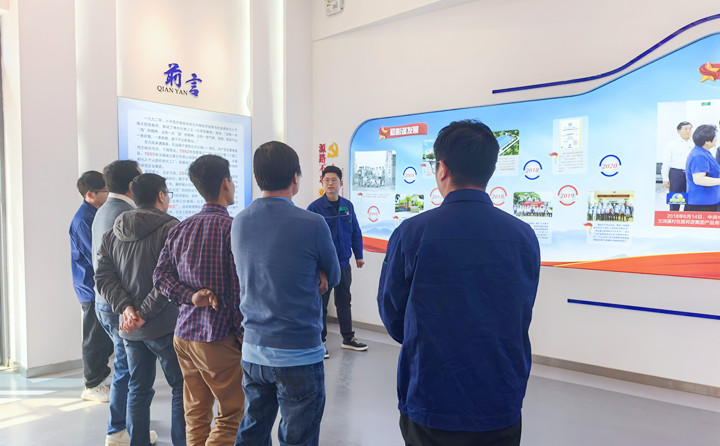 越南客戶考察生物質(zhì)顆粒機(jī).jpg 越南客戶考察生物質(zhì)顆粒機(jī).jpg