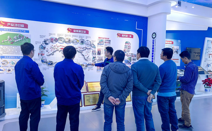 越南客戶考察生物質(zhì)顆粒機(jī).jpg 越南客戶考察生物質(zhì)顆粒機(jī).jpg