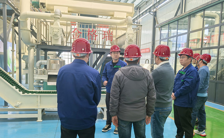 越南客戶考察生物質(zhì)顆粒機(jī).jpg 越南客戶考察生物質(zhì)顆粒機(jī).jpg